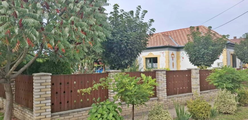 Kaposmérőben eladó tágas, felújított családi ház nagy telekkel, garázzsal és borospincével!