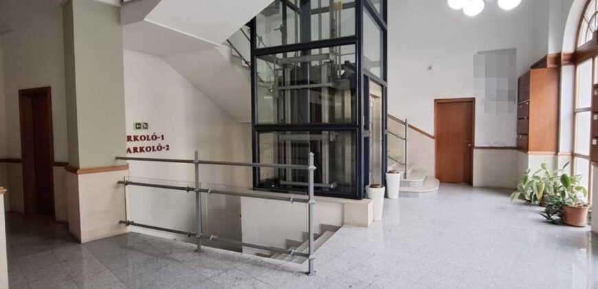 Impozáns lakás Kaposvár belvárosában!