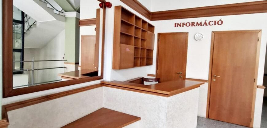 Impozáns lakás Kaposvár belvárosában!